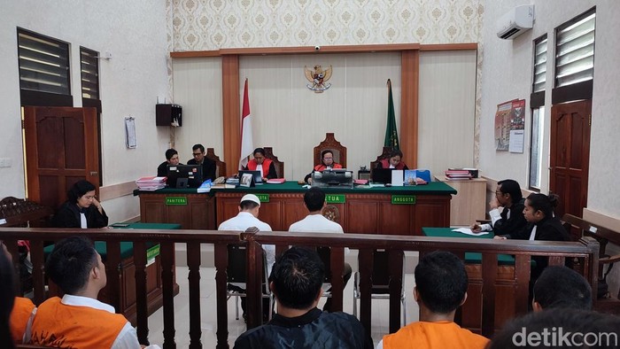 Dua terdakwa kasus narkotika menjalani vonis di PN Denpasar, Selasa (25/11/2025). (Ahmad Firizqi Irwan/detikBali)