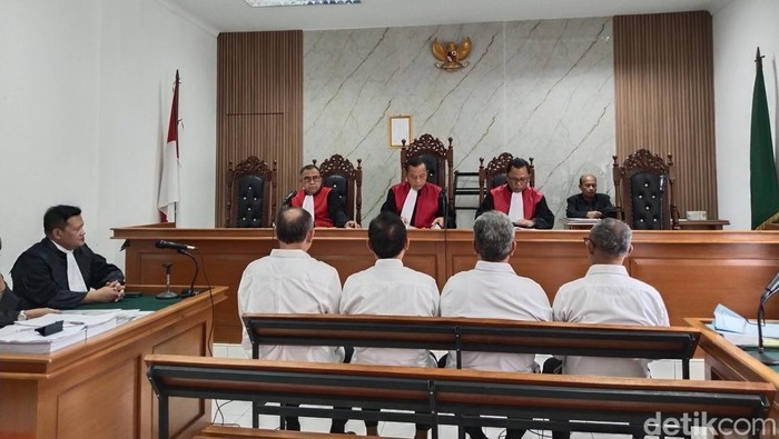 Sidang pembacaan dakwaan empat terdakwa kasus korupsi dana hibah pramuka Kota Bandung.