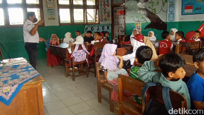 Siswa korban erupsi Semeru belajar di sekolah lain