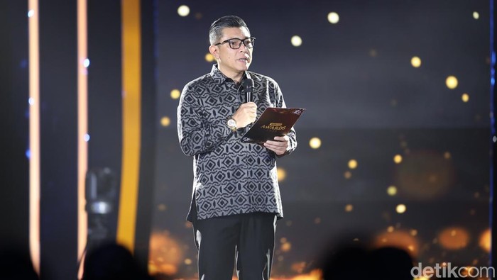 Pemimpin redaksi detikcom, Alfito Deannova Ginting membuka detikcom Awards 2025 di Jakarta, Selasa (25/11/2025).