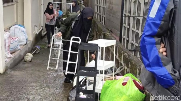 Warga memindahkan barang saat relokasi akibat tanah bergerak di Ngarai Sianok Bukititnggi