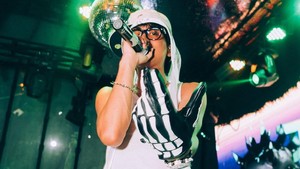 Tenxi klarifikasi ucapan pencetus musik hip-dut. Ya, biar orang pada omongin aja. Ya, gue besar di Jawa, gue tahu NDX AKA, gue gak bodoh gitu, ujar Tenxi di Kebon Jeruk, Jakarta Barat, Minggu (23/11/2025). (Foto: dok Instagram tenxi__)