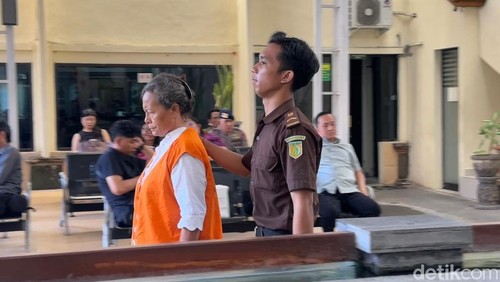 Terdakwa Ni Desak Putu Suarningsih berjalan didampingi petugas Kejari Denpasar seusai menjalani sidang di PN Denpasar, Selasa (25/11/2025).