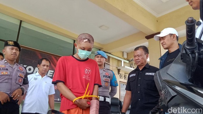 Pelaku perusakan dengan celurit diamankan di Polres Klaten bersama barang bukti, Selasa (25/11/2025)/