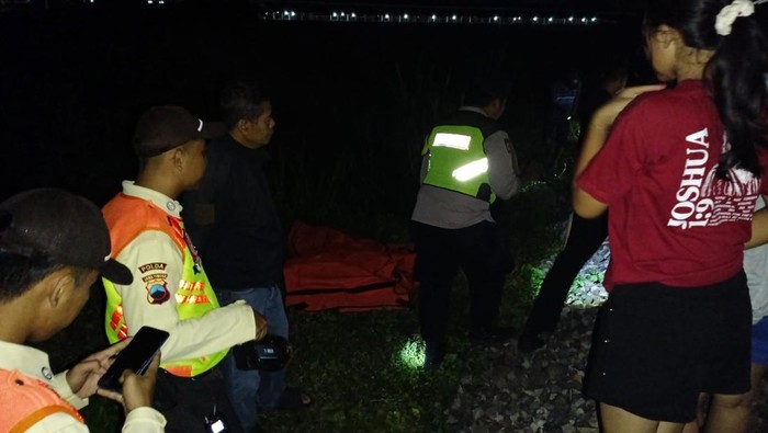 Evakuasi korban tertemper KRL di Somopuro, Jogonalan, Klaten.