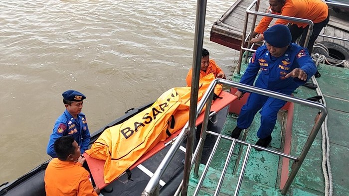 Tim SAR gabungan saat mengevakuasi korban. (dok.Kantor Pencarian dan Pertolongan Kelas A Medan )