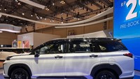 Sementara untuk desainnya, secara umum masih mempertahankan garis desain bodi Veloz generasi sebelumnya. Namun bedanya, pada Q Modellista TSS ini nuansa SUV-nya lebih dikuatkan lagi. Tampak dari penggunaan overfender  berwarna hitam, side skirt, velg warna hitam, serta pilihan warna dual tone dengan atap dan pilar kaca warna hitam. Foto: Luthfi Anshori/detikOto