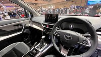 Kemudian bergeser ke interiornya, tipe ini juga dilengkapi layar headunit ukuran lebih besar, 10 inch, yang dilengkapi dengan kamera 360. Varian tertinggi Veloz Hybrid ini juga sudah dibekali teknologi telematika T-Intouch dan rear seat entertainment. Foto: Luthfi Anshori/detikOto