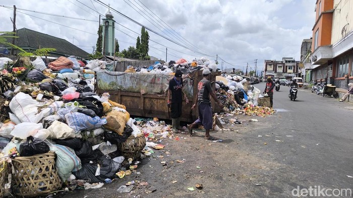 Tumpukan sampah di Pasar Pancasila Kota Tasikmalaya dikeluhkan warga.