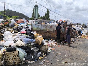 Sampah Menggunung di Pasar Pancasila Tasikmalaya gegara Armada Mogok