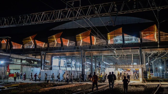 Pekerja membawa barang sisa material proyek saat uji coba Stasiun Rangkasbitung Ultimate di Lebak, Banten, Senin (24/11/2025). Kementerian Perhubungan melalui Balai Teknik Perkertaapian kelas 1 Jakarta melakukan uji coba pengoperasian gedung baru Stasiun Rangkasbitung Ultimate yang dapat menampung sebanyak 83.000 penumpang per hari guna memastikan kelayakan operasional serta kesiapan fasilitas sebelum dioperasikan. ANTARA FOTO/Muhammad Bagus Khoirunas/agr