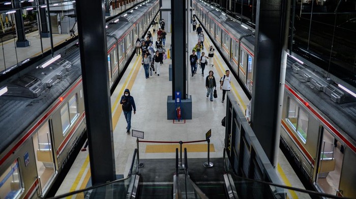 Pekerja membawa barang sisa material proyek saat uji coba Stasiun Rangkasbitung Ultimate di Lebak, Banten, Senin (24/11/2025). Kementerian Perhubungan melalui Balai Teknik Perkertaapian kelas 1 Jakarta melakukan uji coba pengoperasian gedung baru Stasiun Rangkasbitung Ultimate yang dapat menampung sebanyak 83.000 penumpang per hari guna memastikan kelayakan operasional serta kesiapan fasilitas sebelum dioperasikan. ANTARA FOTO/Muhammad Bagus Khoirunas/agr