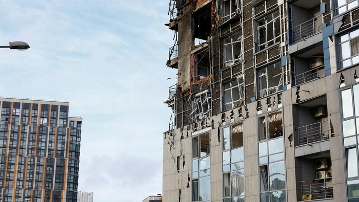 The building of a supermarket warehouse after a Russian missile and drone strike, amid Russia's attack on Ukraine, in Kyiv, Ukraine November 25, 2025. REUTERS/Gleb Garanich