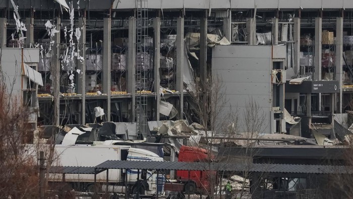 The building of a supermarket warehouse after a Russian missile and drone strike, amid Russia's attack on Ukraine, in Kyiv, Ukraine November 25, 2025. REUTERS/Gleb Garanich