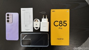 Realme memberikan aksesori case silikon transparan hingga adaptor 45W. Foto: detikINET/ Rizqy Nur Amalia