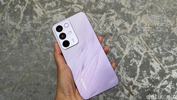 Realme membekali ponsel ini dengan pengisian cepat 45W dan reverse charging 10W untuk mengisi daya perangkat lain. Realme juga memberi jaminan kesehatan baterai hingga enam tahun untuk C85 series. Foto: detikINET/ Rizqy Nur Amalia