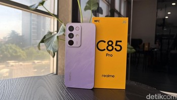 Ini adalah Realme C85 warna Parrot Purple. Selain itu ada Peacock Green. Foto: detikINET/ Rizqy Nur Amalia