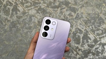 Realme C85 mengusung dua kamera belakang dengan kamera utama 50 MP. Di bagian depan terdapat kamera selfie 8 MP. Foto: detikINET/ Rizqy Nur Amalia