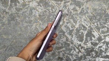 Realme C85 Pro memiliki bodi tahan banting yang lolos sertifikasi MIL-STD-810H. Tidak hanya itu, Realme C85 Pro juga menjadi ponsel pertama di dunia yang memiliki rating IP69 Pro untuk ketahanan terhadap air dan debu. Rating baru ini merupakan gabungan dari IP66, IP68, IP69, dan IP69K. Berkat rating ini, Realme C85 dan C85 Pro bisa tahan terhadap 36 jenis cairan dengan suhu hingga 100 derajat Celsius. Foto: detikINET/ Rizqy Nur Amalia