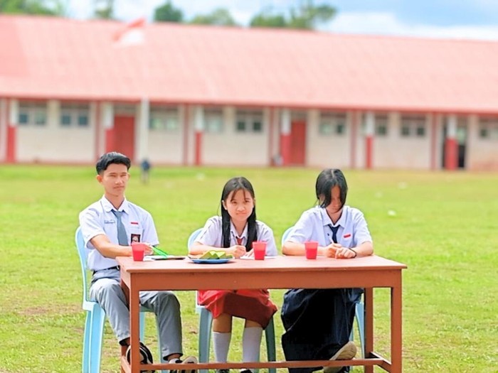 Di tengah ingar-bingar perayaan Hari Guru Nasional 2025 yang serba digital, cerita berbeda datang dari Long Layu, Krayan Selatan, Kabupaten Nunukan, Kalimantan Utara. Di sini, perayaan berlangsung di ruang terbuka, beralaskan tanah, beratapkan langit, namun sarat akan gelak tawa dan makna persaudaraan.