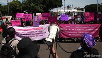 Para aktivis melakukan unjuk rasa memperingati Hari Anti Kekerasan terhadap Perempuan di depan Istana Negara, Jakarta, Selasa (25/11/2025).