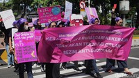 Aksi ini digelar untuk menuntut perlindungan yang lebih kuat terhadap hak-hak keselamatan bagi pekerja perempuan, serta kritik terhadap sejumlah program strategis nasional yang dianggap kurang responsif terhadap isu gender.