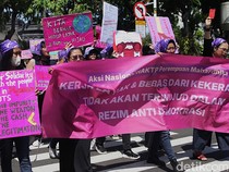 Aktivis Gelar Aksi di Depan Istana Memperingati Hari Anti Kekerasan terhadap Perempuan