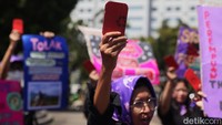 Selain menuntut perlindungan pekerja perempuan, para aktivis juga menyoroti pentingnya perubahan lingkungan sosial dan budaya yang selama ini dianggap masih membiarkan kekerasan terhadap perempuan terjadi.