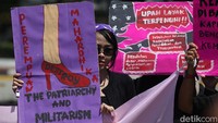 Dalam aksi yang berlangsung damai tersebut, para peserta membawa spanduk dan poster dengan berbagai pesan. Antara lain menyerukan penghapusan kekerasan berbasis gender, lingkungan kerja yang aman bagi perempuan, dan penegakan hukum yang tegas terhadap pelaku kekerasan.