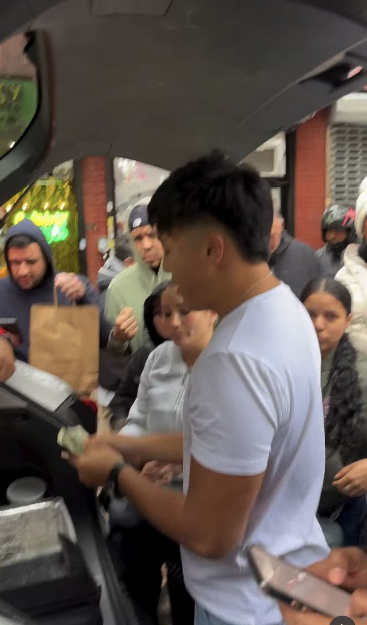 Viral! Anak Muda Jualan Nasi Goreng di New York pakai Bagasi Mobil