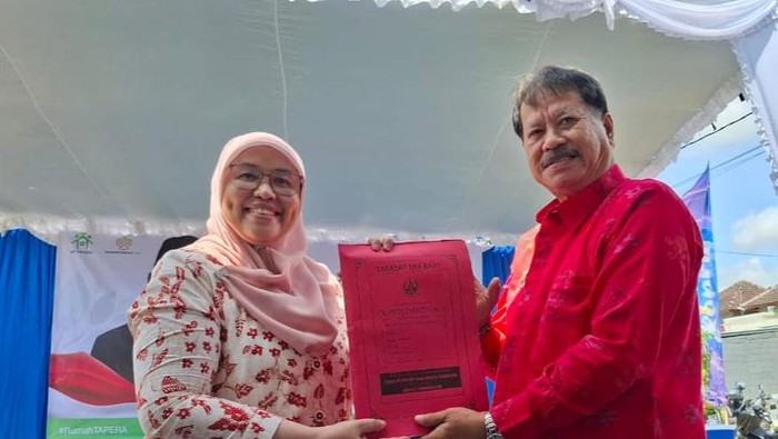 Wabup Tabanan, I Made Dirga, menyerahkan data rumah warga yang tidak layak huni kepada Dirjen Perumahan Perkotaan Kementerian PKP, Sri Haryati, Selasa (25/11/2025). (Foto: Krisna Pradipta/detikBali)