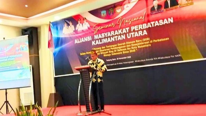 Wakil Bupati Nunukan saat menyampaikan Laporannya pada Seminar Nasional Aliansi Masyarakat Perbatasan Kalimantan Utara.