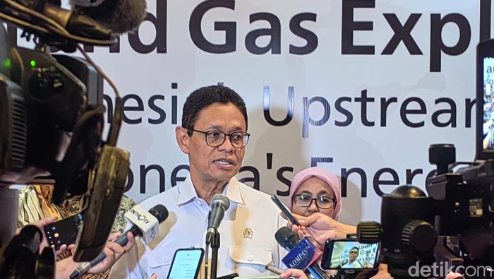 Karyawan SPBU Shell membuka lapak sederhana di depan stasiun pengisian Babelan, Bekasi, Kamis (18/9/2025), setelah BBM Shell Super dan V-Power kosong sejak awal September.