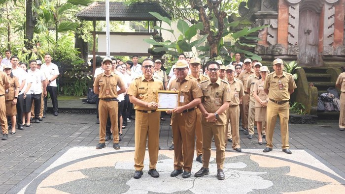 Wali Kota Denpasar I Gusti Ngurah Jaya Negara didampingi Wakil Wali Kota Kadek Agus Arya Wibawa saat pelepasan dan perpisahan Sekda Denpasar Ida Bagus Alit Wiradana di halaman Kantor Wali Kota Denpasar, Senin (24/11/2025). (Foto: Dok. Pemkot Denpasar)