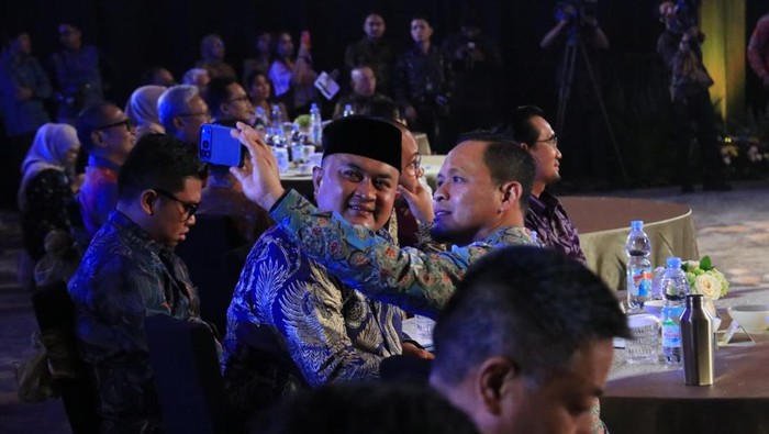Wali Kota Pekanbaru Agung Nugroho foto selfie di acara detikcom Award 2025. (Dok Diskomimfotiksan Pekanbaru)