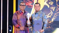 Foto: Wali Kota Pekanbaru Agung Nugroho berfoto dengan CEO Detiknetwork Abdul Aziz usai menerima detikcom Awards 2025 kategori Tokoh Akselerator Tata Kelola Kota Berbasis Lingkungan. (Dok Diskomimfotiksan Pekanbaru)