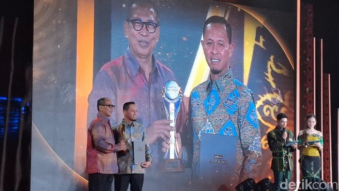 Wali Kota (Walkot) Pekanbaru Agung Nugroho meraih penghargaan detikcom Awards 2025. (Belia/detikcom).