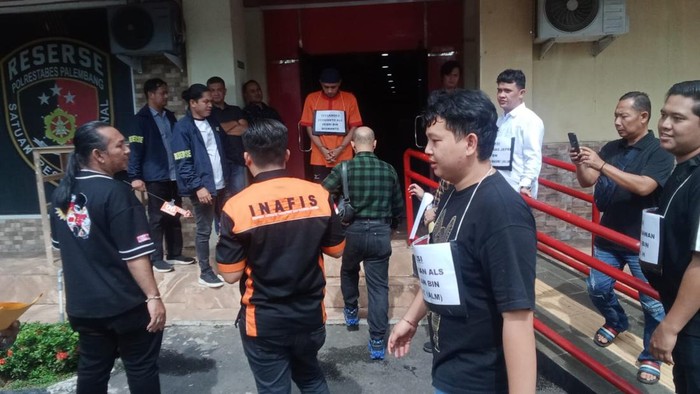 Polisi menggelar rekonstruksi pembunuhan wanita hamil di hotel.