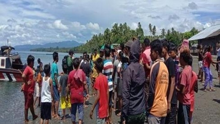 Warga mencegat kedatangan rombongan manajemen PT Bela Sarana Permai di Desa Wooi, Obi Timur, Halmahera Selatan. Dokumen Istimewa