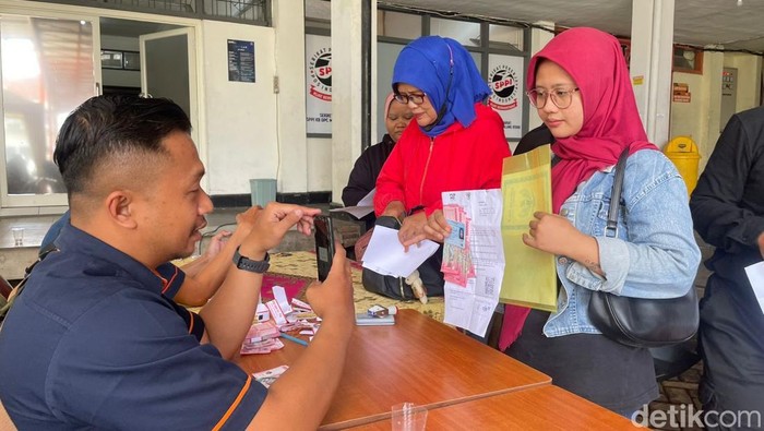 Warga mengambil BLT Kesra di Kantor Pos Malang