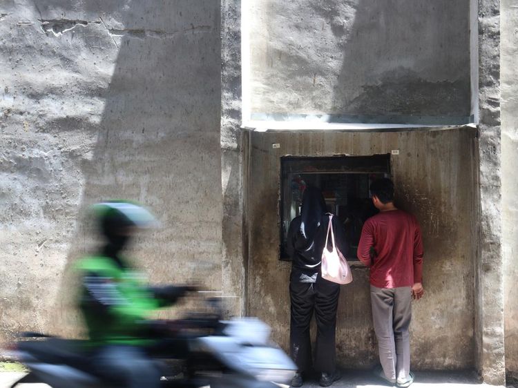 Warung Bolong di Kemang, Akses Pintas Pekerja Cari Makan Cepat