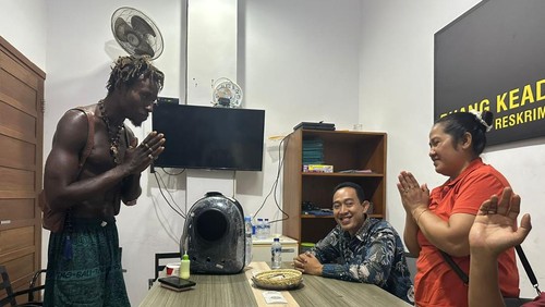 Cosby, Dedi, dan Hartati sepakat berdamai saat mediasi di Mapolsek Kuta Selatan, Senin (24/11/2025). (Dok Polresta Denpasar)