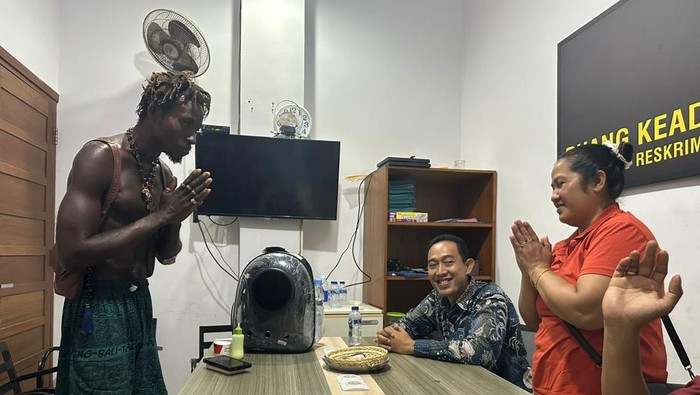 Cosby, Dedi, dan Hartati sepakat berdamai saat mediasi di Mapolsek Kuta Selatan, Senin (24/11/2025). (Dok Polresta Denpasar)