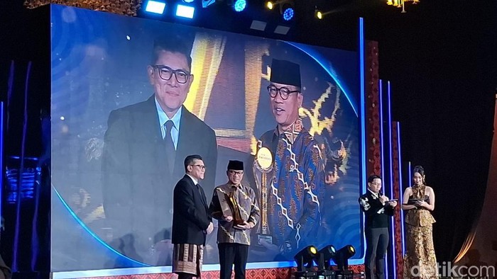 Yandri Susanto meraih penghargaan detikcom Awards 2025 sebagai Tokoh Pengembangan Potensi Desa Berbasis Inovasi. (Belia/detikcom).