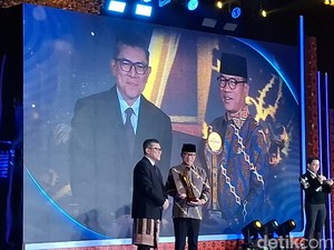 Raih detikcom Awards, Mendes Yandri Kutip Cahaya dari Lilin-lilin Desa