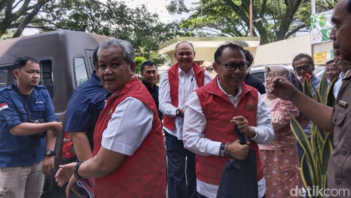 Yossi Irianto dan Eddy Marwoto jelang sidang dakwaan korupsi hibah pramuka.