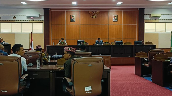 Yovita Dewi Suriany membacakan laporan Bapemperda DPRD Manggarai Barat terhadap Ranperda tentang Pembentukan 31 Desa pada Rapat Paripurna, Selasa (25/11/2025). (Ambrosius Ardin/detikBali)