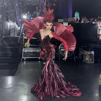 Begini penampilannya yang totalitas di malam final saat membawakan kostum nasional yang terinspirasi burung phoenix. Foto: Instagram @zhaona_zena