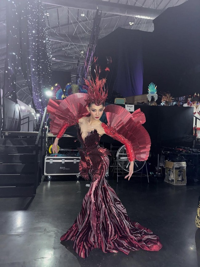 Begini penampilannya yang totalitas di malam final saat membawakan kostum nasional yang terinspirasi burung phoenix. Foto: Instagram @zhaona_zena