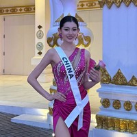 Di tengah berbagai drama yang terjadi selama dan setelah terselenggaranya Miss Universe 2025, finalis asal China jadi sorotan. Wanita bernama Zhao Na atau yang dikenal sebagai Zena itu terpilih sebagai Miss Universe Asia.Foto: Instagram @zhaona_zena